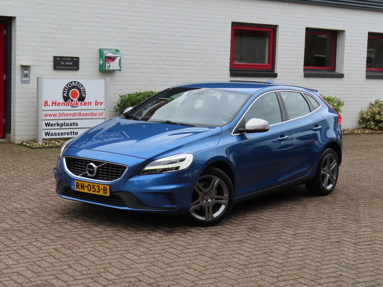 Volvo V40 - 2.0 T4 190PK Business Sport/ R-Design/ DAB/ Stoelverwarming/ Navigatie/ Led koplampen/ Ori - AutoWereld.nl