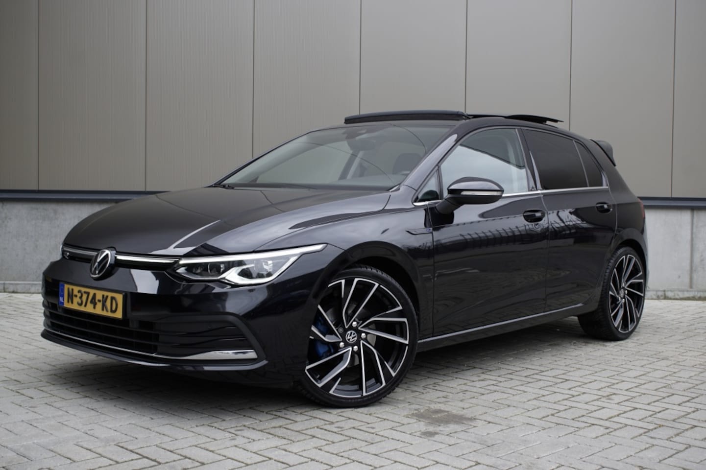 Volkswagen Golf - 1.5 eTSI R-Line | Pano | Memorie stoelen | 19 inch | Sfeer | - AutoWereld.nl