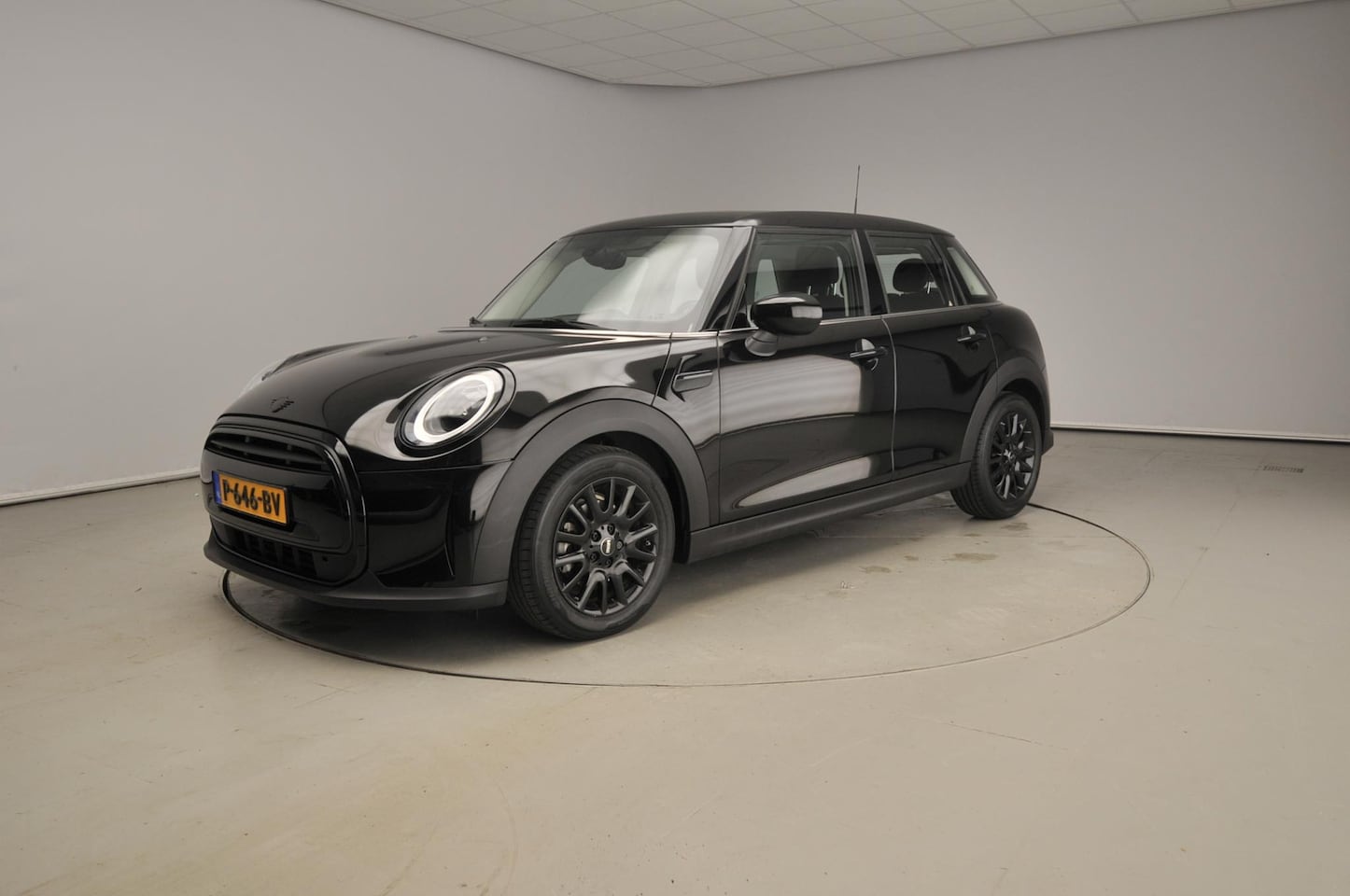 MINI Cooper - 5-deurs PDC / LED / Cruise / ISOFIX / Navigatie / Alu wielen 16 inch black - AutoWereld.nl
