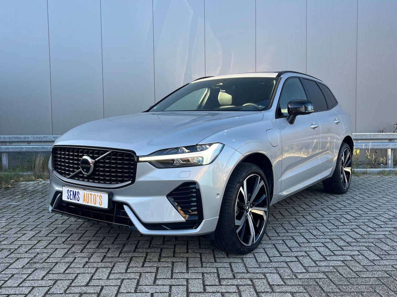 Volvo XC60 - 2.0 T8 Plug-in hybrid AWD Pano / Head up / Key Less / 360 Camera / Trekhgaak - AutoWereld.nl