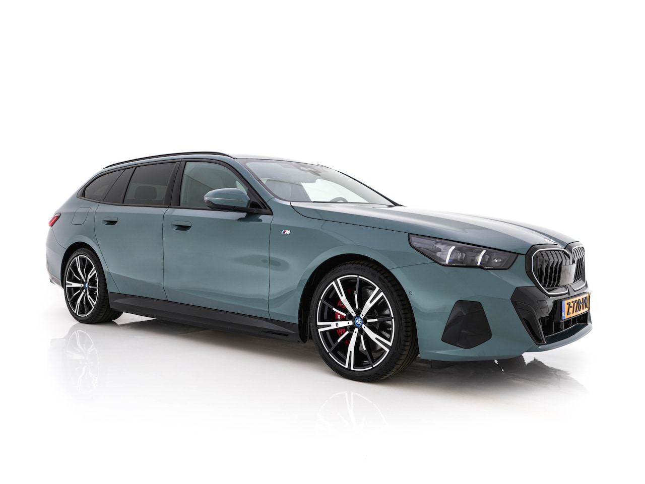 BMW i5 Touring - eDrive40 84 kWh M-Sportpack [ 3-Fase ] (INCL.BTW) *HEAD-UP | LEATHER | FULL-LED | BOWERS&W - AutoWereld.nl