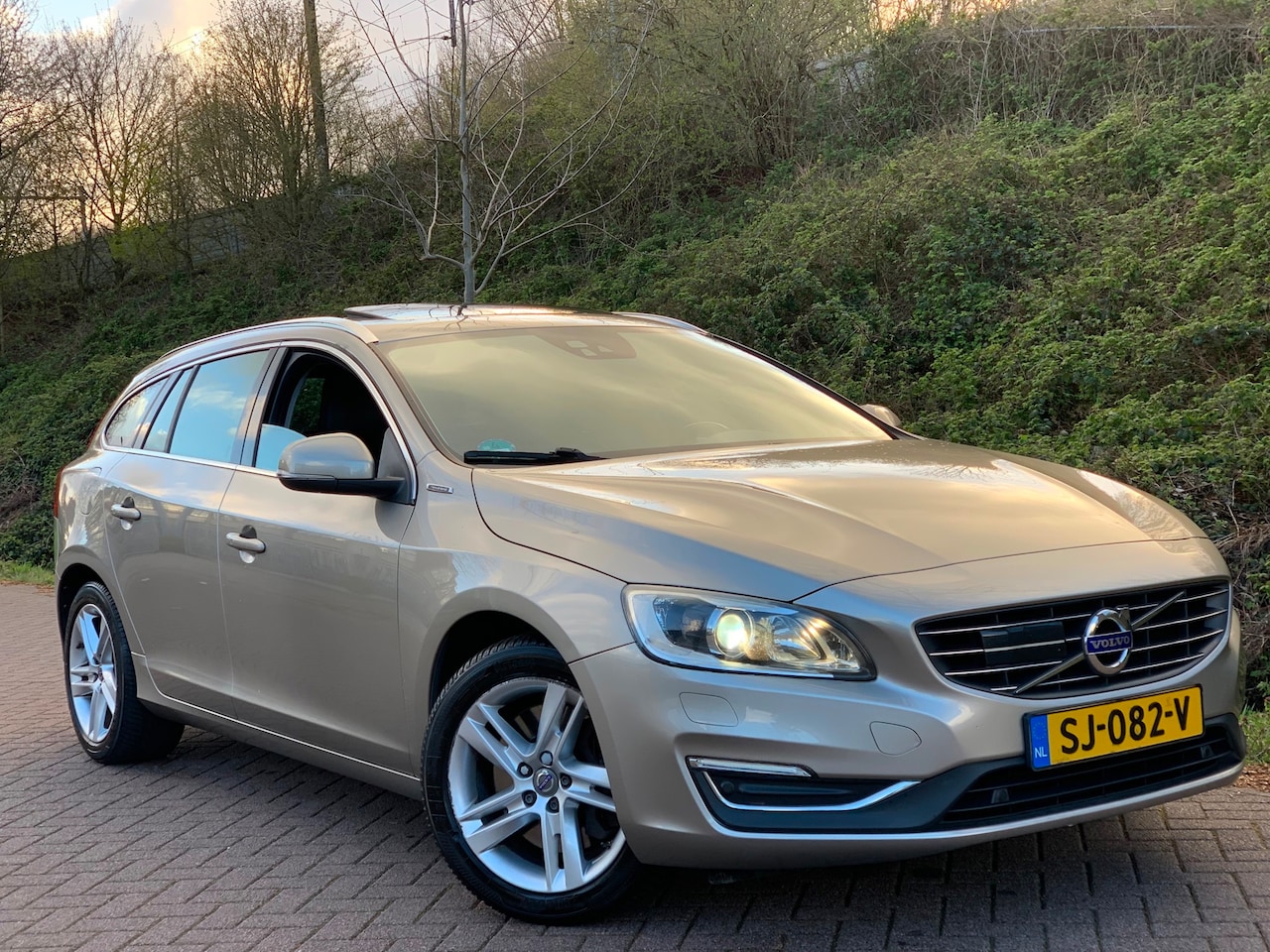 Volvo V60 - 2.4 D5 Twin Engine Special Edition AUT LEDER NAVI SCHUIFDAK EURO6 - AutoWereld.nl