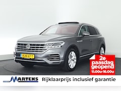 Volkswagen Touareg - 3.0 TDI 230pk R-Line Grijs Kenteken Trekhaak Camera Luchtvering Matrix Led Keyless Leder M