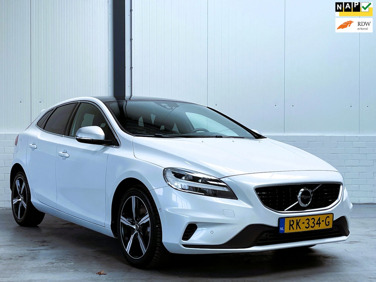 Volvo V40 - 2.0 T4 Business Sport R-Design|Trekhaak|Leder|Dealer O.H. - AutoWereld.nl