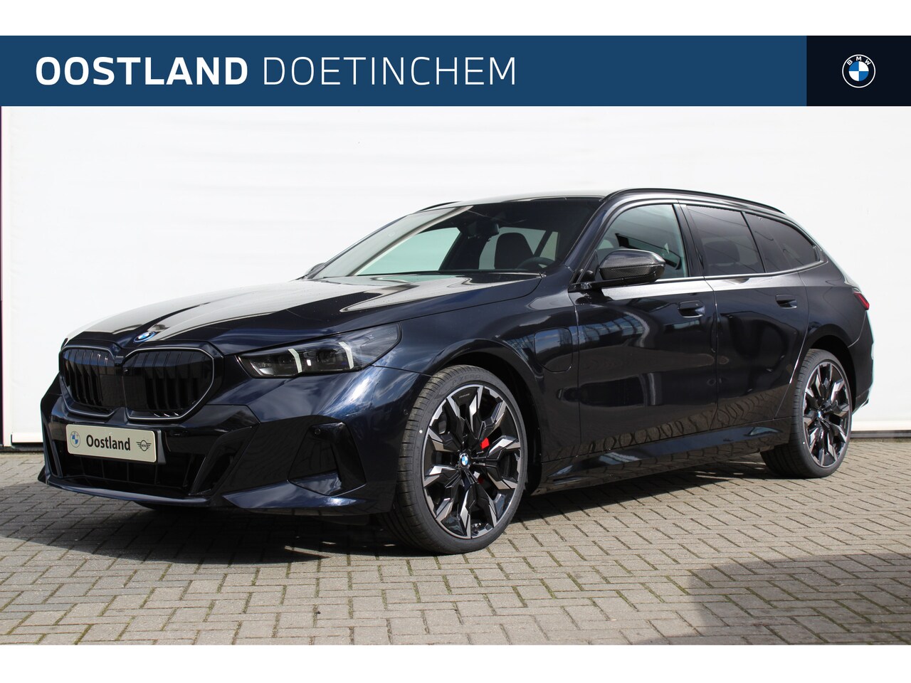 BMW 5-serie Touring - 530e M Sport Automaat / Panoramadak / Trekhaak / M Multifunctionele Stoelen / Parking Assi - AutoWereld.nl
