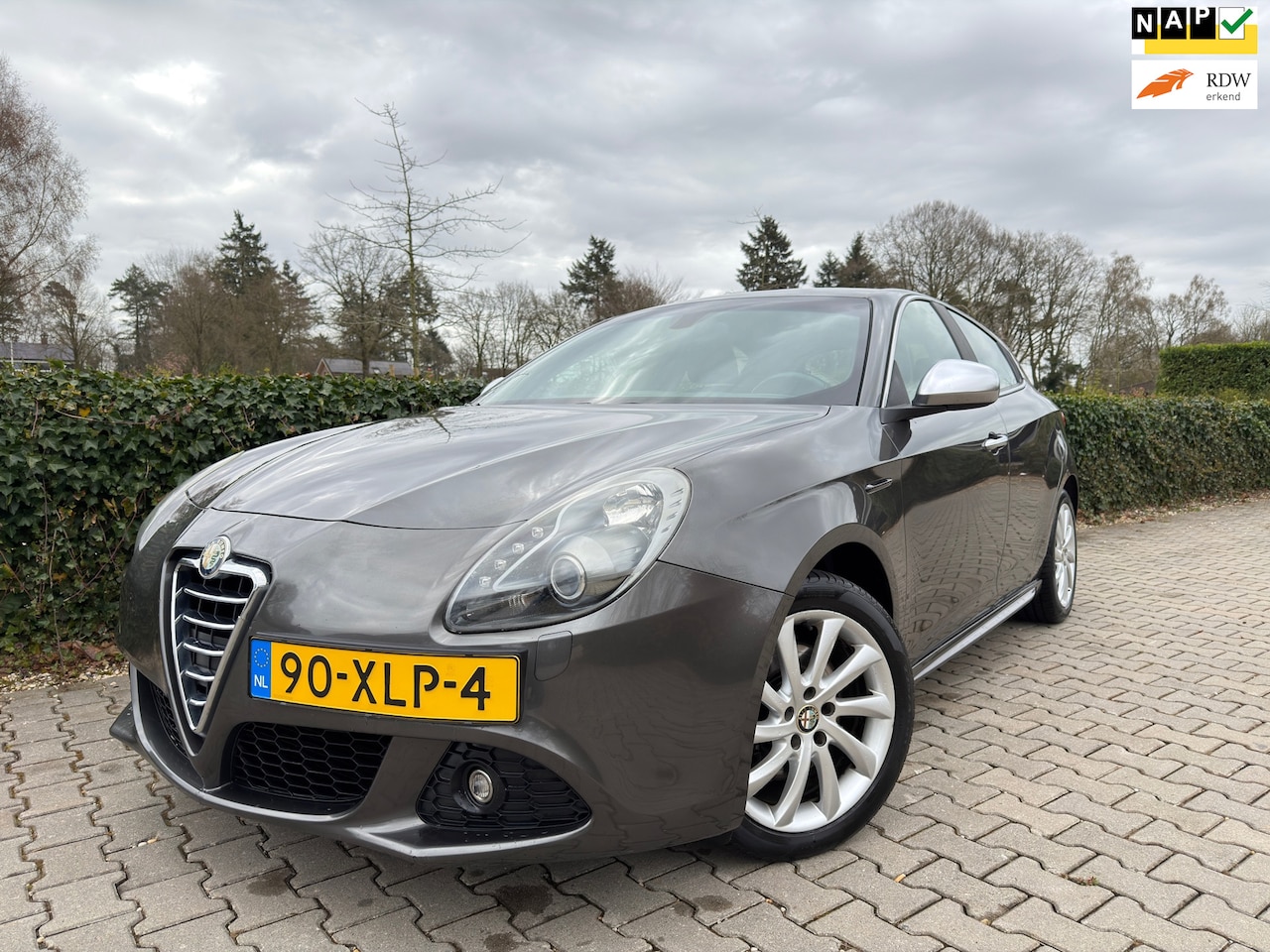 Alfa Romeo Giulietta - 1.4 T Distinctive Automaat , 5-DRS. , Clima / Cruise / Leder / Navi / Isofix / 17" Lm Velg - AutoWereld.nl