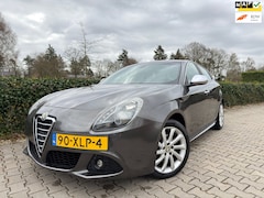 Alfa Romeo Giulietta - 1.4 T Distinctive Automaat , 5-DRS. , Clima / Cruise / Leder / Navi / Isofix / 17" Lm Velg