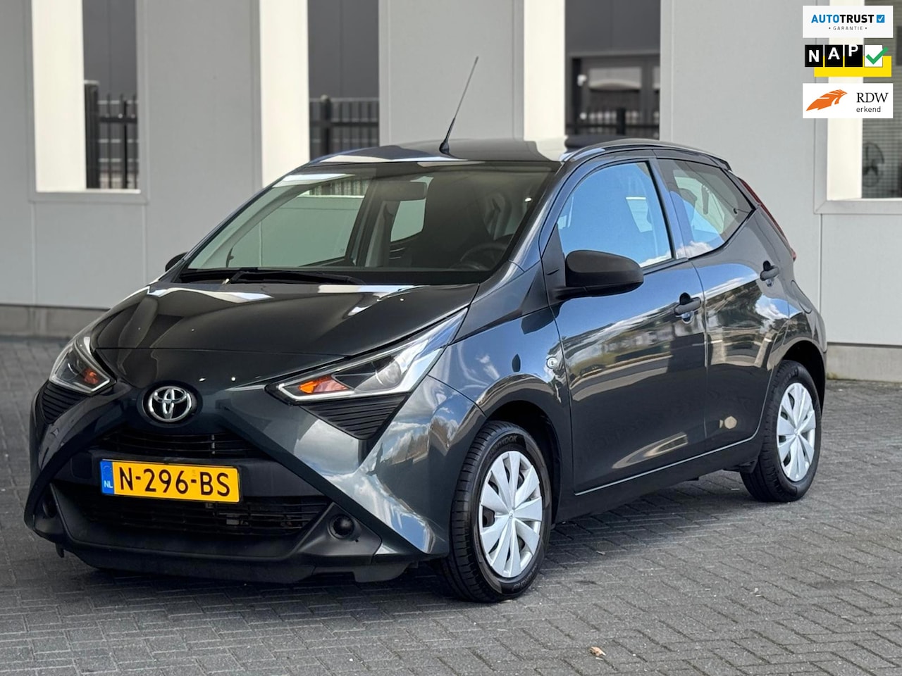 Toyota Aygo - 1.0 VVT-i x-fun 1.0 VVT-i x-fun, 35000 km, 5 deurs, airco, NL auto met nationale auto pas - AutoWereld.nl