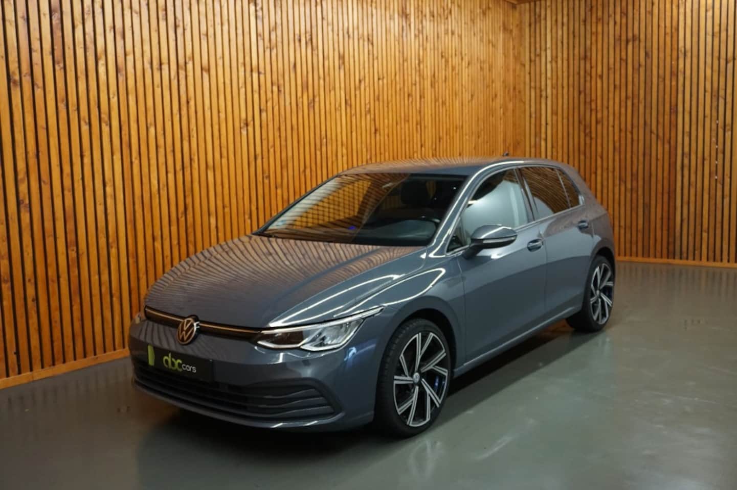 Volkswagen Golf - 1.5 TSI R-LINE Achterruit Camera Navi  Lane Assist Clima - AutoWereld.nl