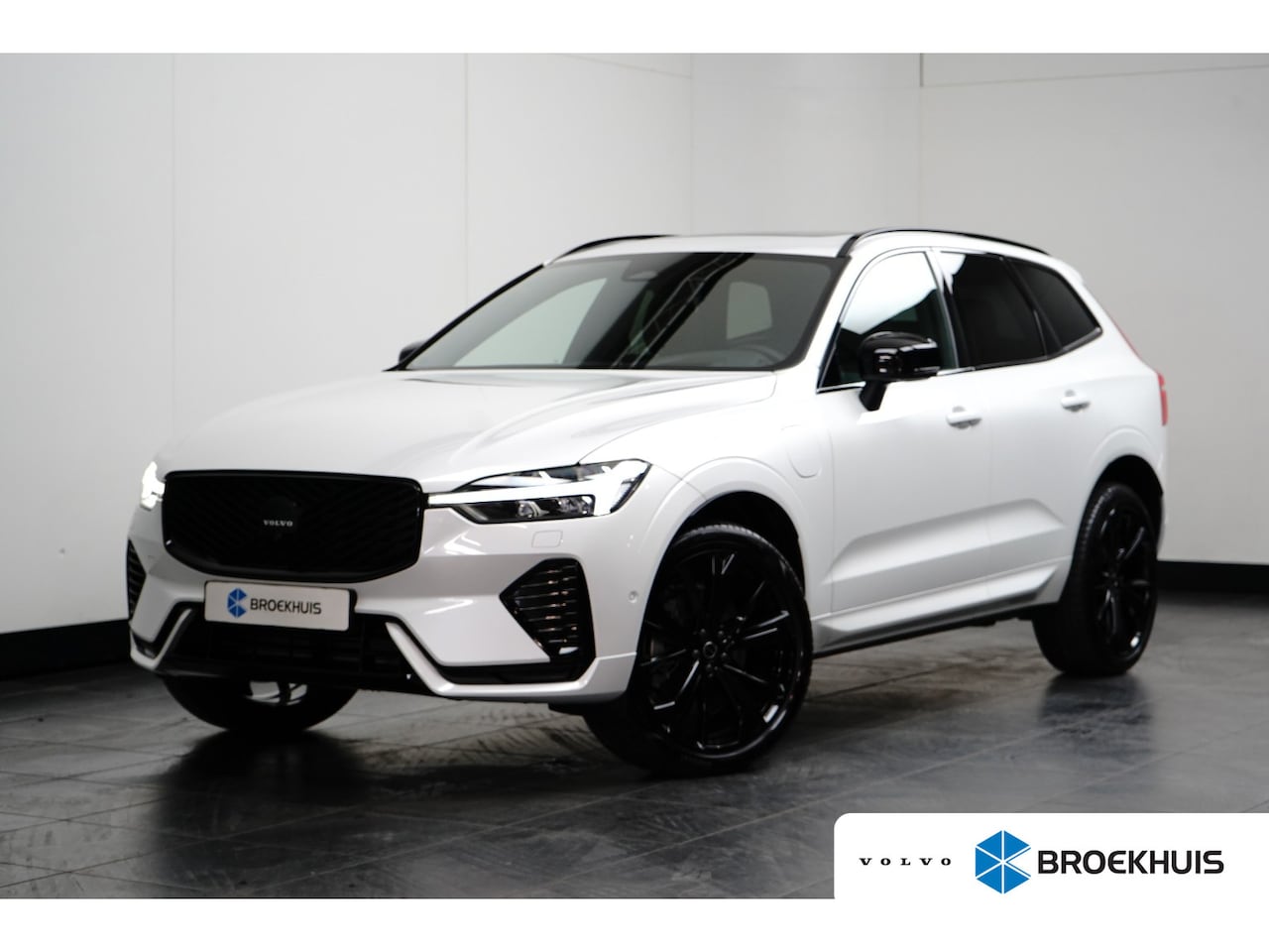 Volvo XC60 - Plus Black Edition | Panoramadak | Trekhaak | Harman Kardon | Head up Display | Sportstoel - AutoWereld.nl