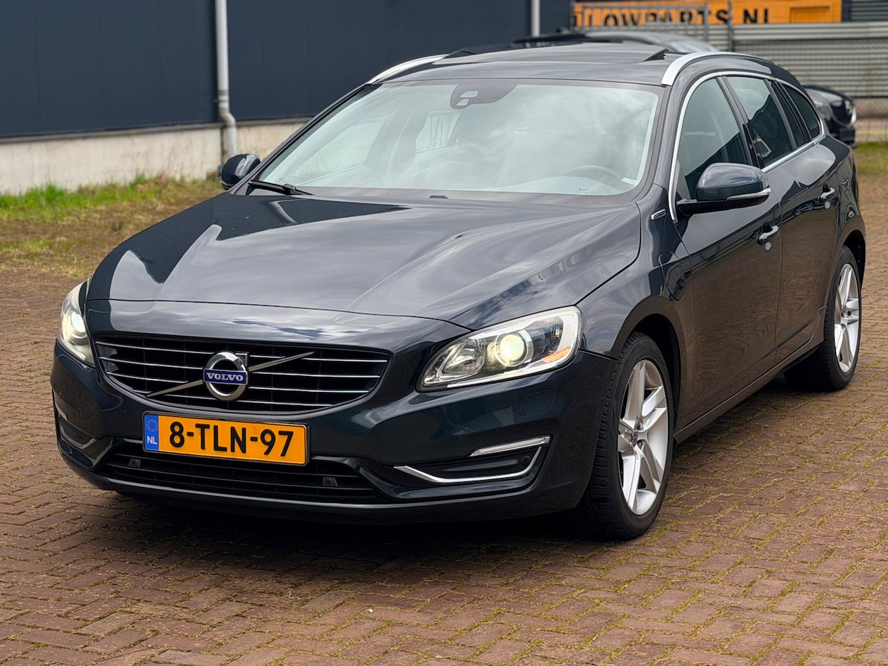 Volvo V60 - 2.4 D6 AWD Plug-In Hybrid Summum schuifdak - AutoWereld.nl