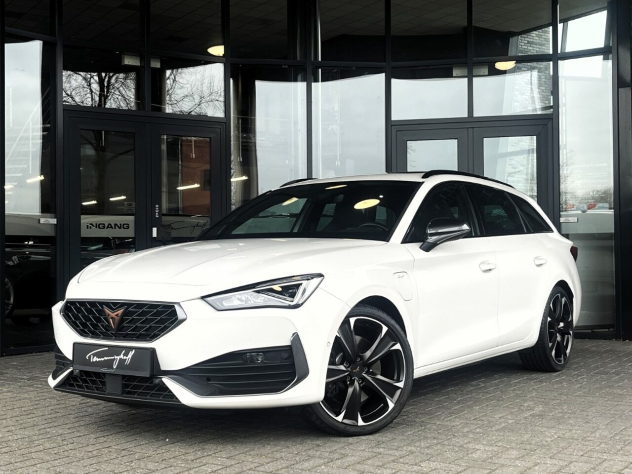 CUPRA Leon Sportstourer - 1.4 E-HYBRID VZ 245PK - PANO - CAMERA - 19 INCH - AutoWereld.nl