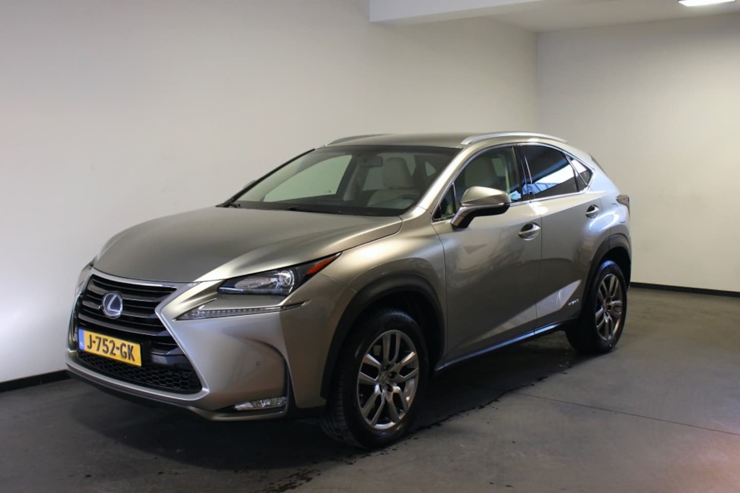 Lexus NX - 300h AWD Luxury Line 300H AWD LUXURY LINE, Hybride, Navi, Camera, Leer - AutoWereld.nl