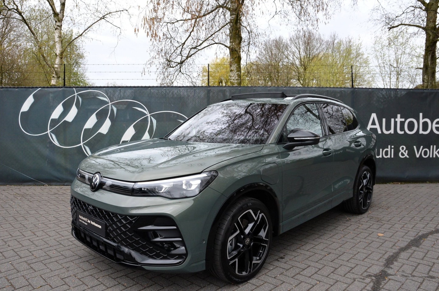 Volkswagen Tiguan - 1.5 eHybrid |R-Line|Black Style|Panoramdak|Massage|Stoelventilatie|Harman Kardon|HuD| - AutoWereld.nl