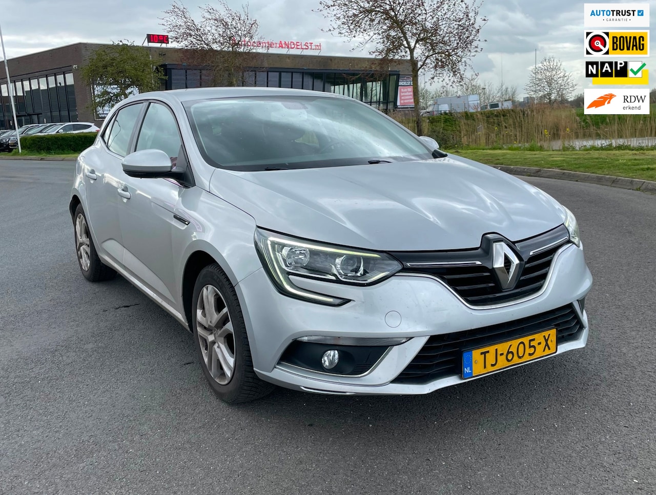 Renault Mégane - 1.3 TCe Zen 1.3 TCe Zen, 5drs, Trekhaak, Navi, Cruise/Climate control, Carplay, Elektr ramen, Nap, Han - AutoWereld.nl