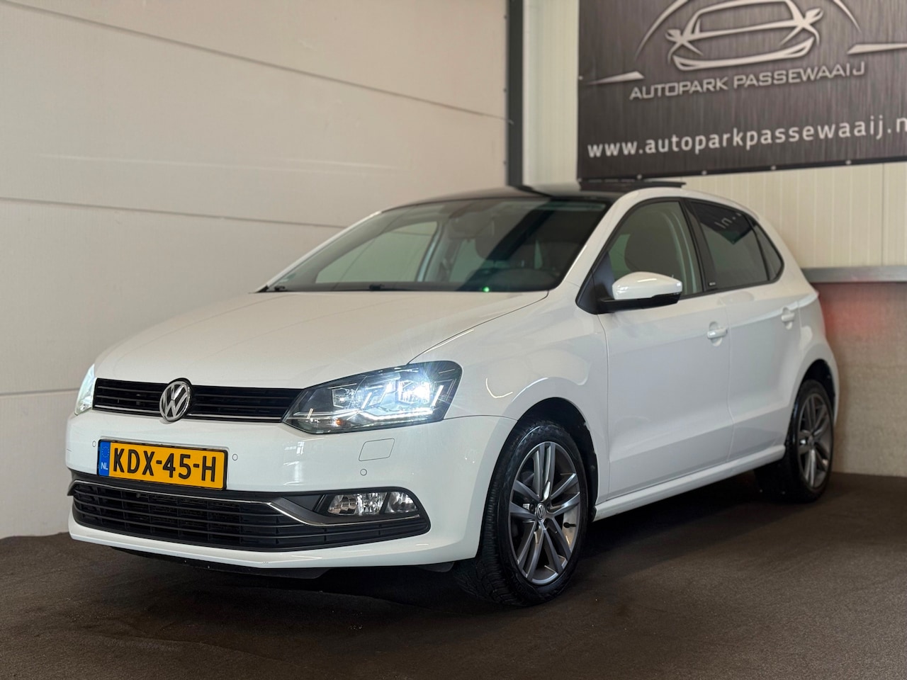 Volkswagen Polo - 1.2 TSI Highline Pano, LED, Stoelverwarming, Airco, Parkeersensoren, Climate Control, USB, - AutoWereld.nl