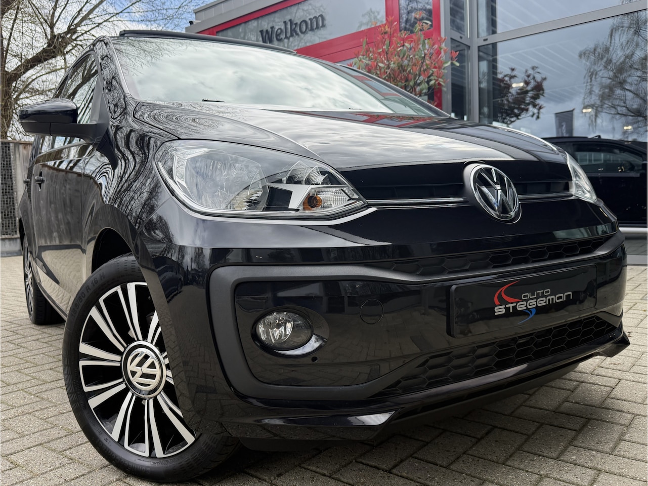 Volkswagen Up! - 1.0 5 DRS *!* HIGH UP *!* AUTOMAAT *!* PANORAMADAK/ NAVI/ 16 INCH/ STOELVERWARMING/ PDC *! - AutoWereld.nl