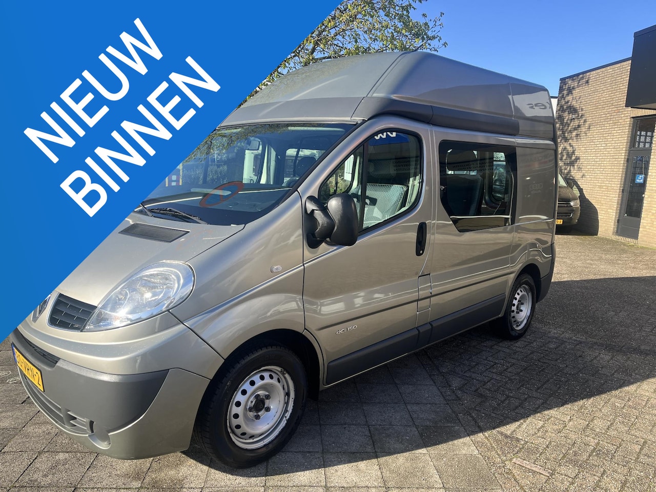 Renault Trafic - 2.5 dCi T29 L1H2 Mooie bus, ex-rolstoelbus, geschikt om camper van te maken, eerste eigena - AutoWereld.nl