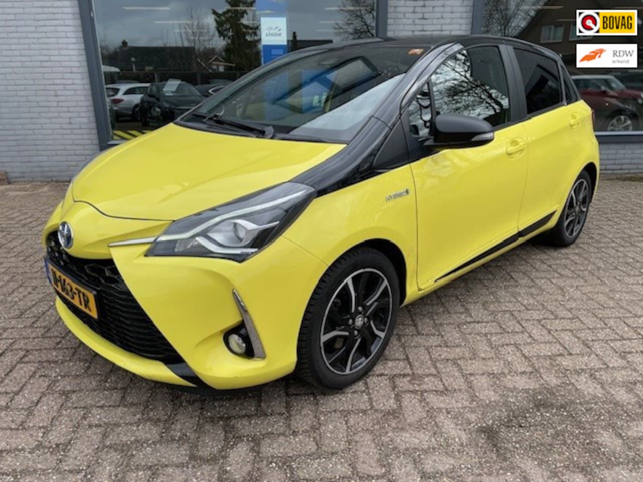 Toyota Yaris - 1.5 Hybrid Premium Yellow Edition Bi-Tone | Navi | Panodak | Camera - AutoWereld.nl