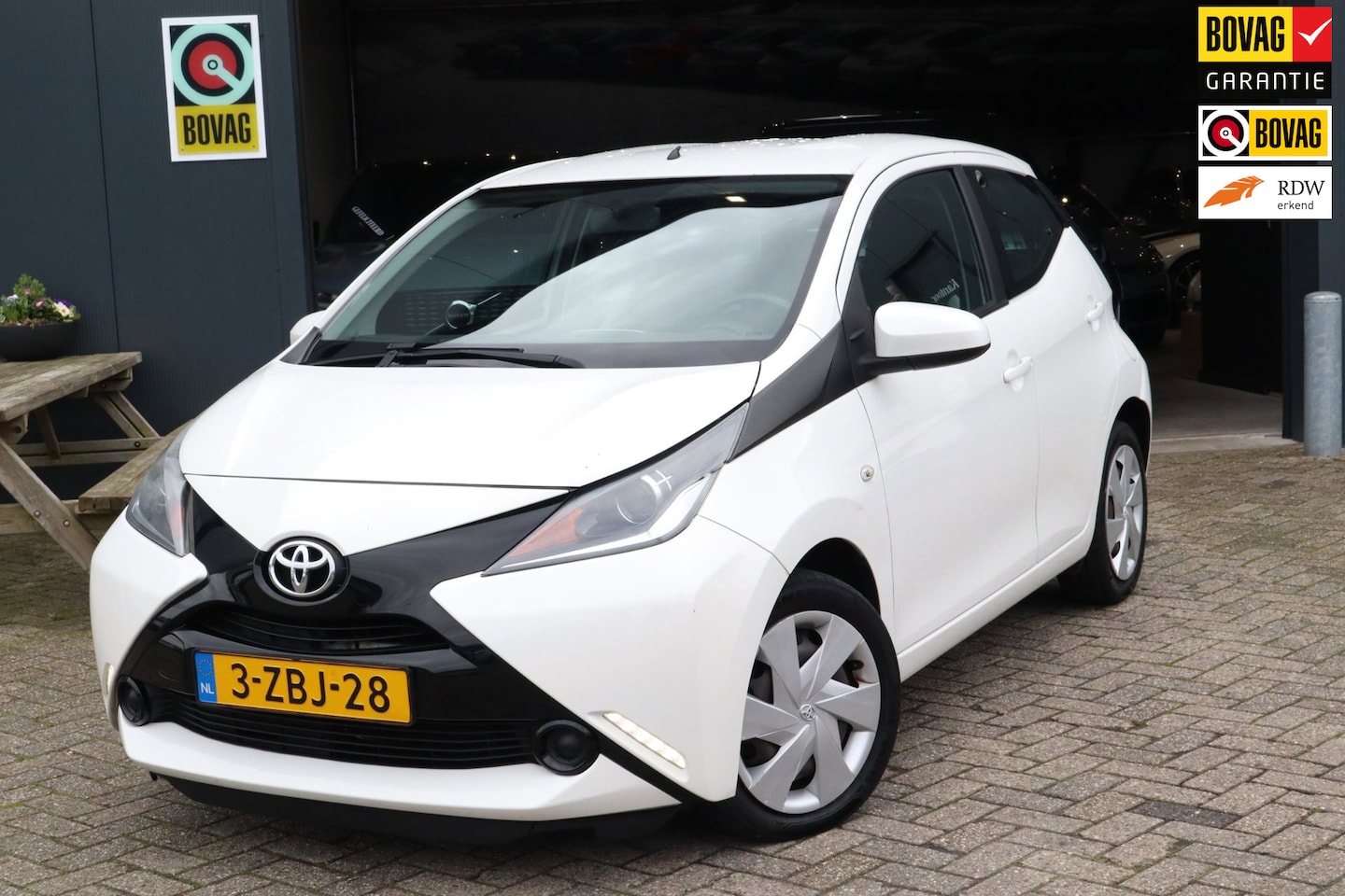Toyota Aygo - 1.0 VVT-i x-play-Airco - AutoWereld.nl