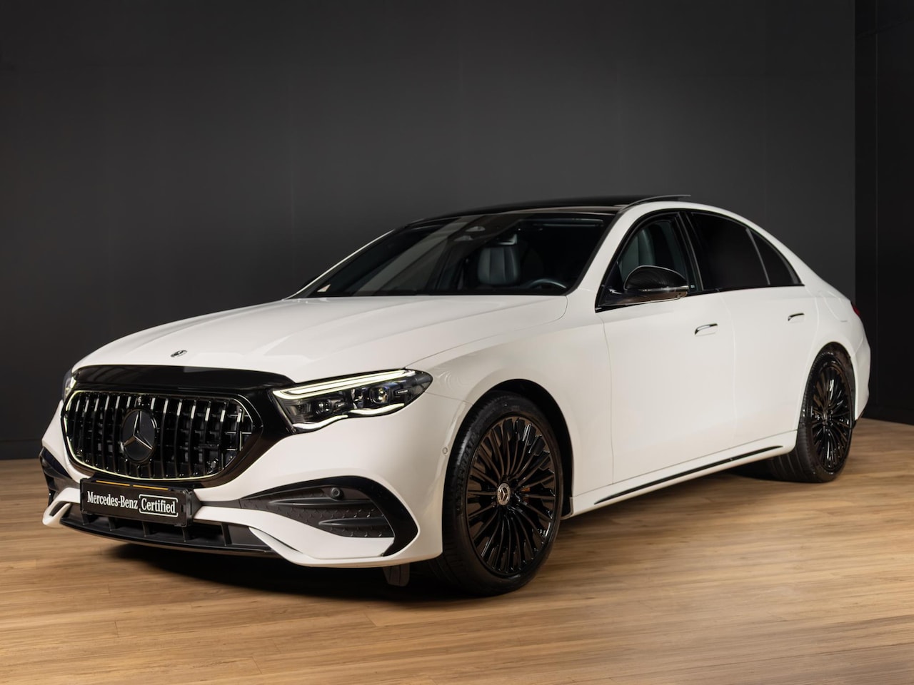 Mercedes-Benz E-klasse - Limousine 400 e 4MATIC AMG Line Premium PLUS | Panorama dak - AutoWereld.nl