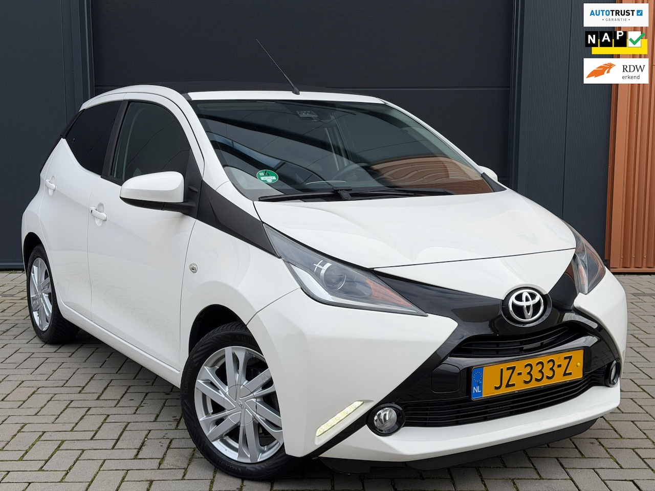 Toyota Aygo - 1.0 VVT-i X-Wave Luxury|100% onderhouden|Open dak|Camera|Keyless|Rijstrooksensor - AutoWereld.nl