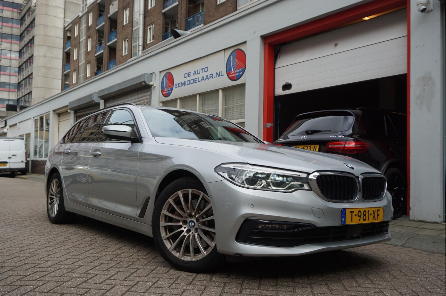 BMW 5-serie Touring - 530i High Executive Sport Line | PANO * HUD * Sfeerverlichting * Adaptive + Lane * Wegklap - AutoWereld.nl