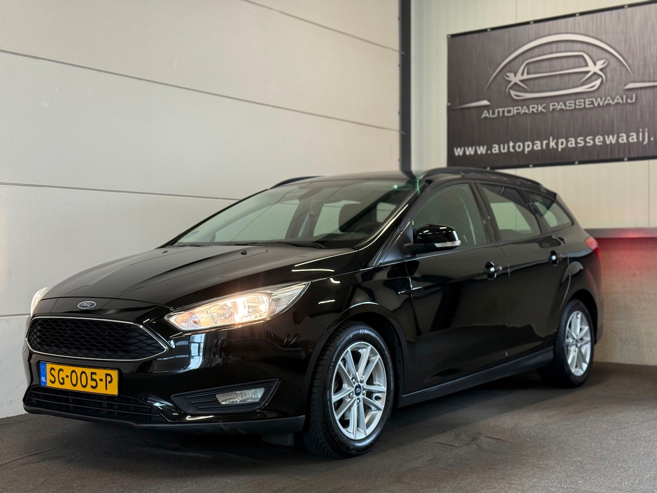 Ford Focus Wagon - 1.0 Cruise Control, Apple Carplay, Trekhaak, Parkeersensoren Achter, All-Season Banden, NA - AutoWereld.nl