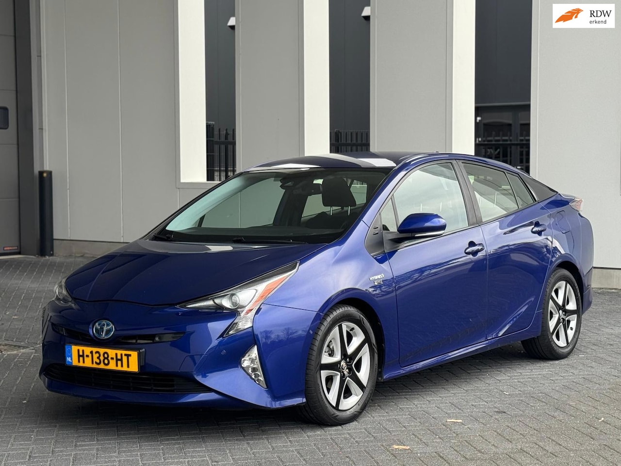 Toyota Prius - 1.8 AUTOMAAT Dynamic, achteruitrijcamera, navigatie, adaptief cruise controle, stoelverwar - AutoWereld.nl