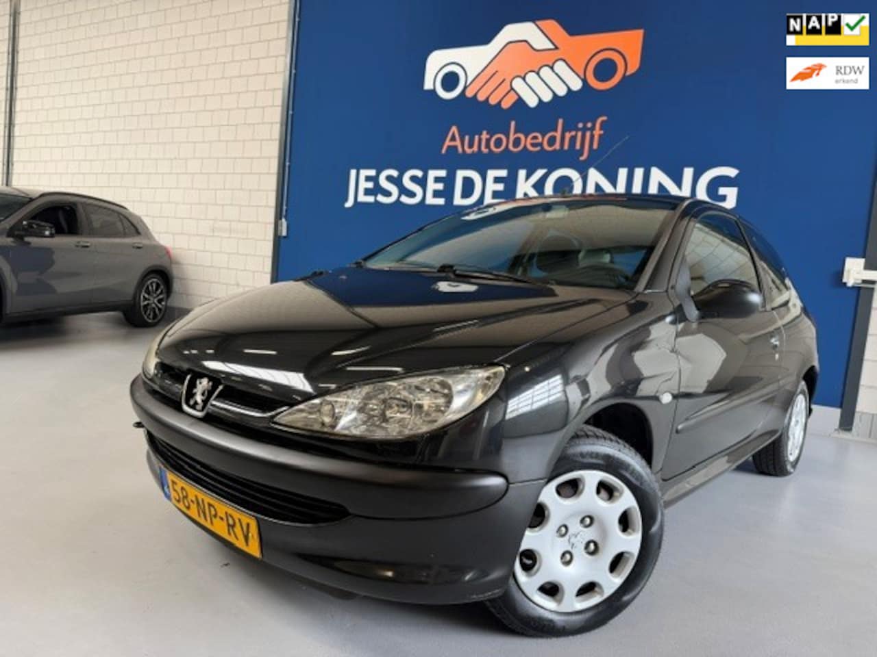 Peugeot 206 - 1.4 XR / bj.2004 / kleur: zwart / 1e eigenaar / NAP met 138979 km.en APK tot 03/2027 / stu - AutoWereld.nl