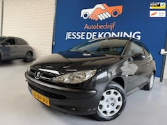 Peugeot 206 - 1.4 XR / bj.2004 / kleur: zwart / 1e eigenaar / NAP met 138979 km.en APK tot 03/2027 / stu