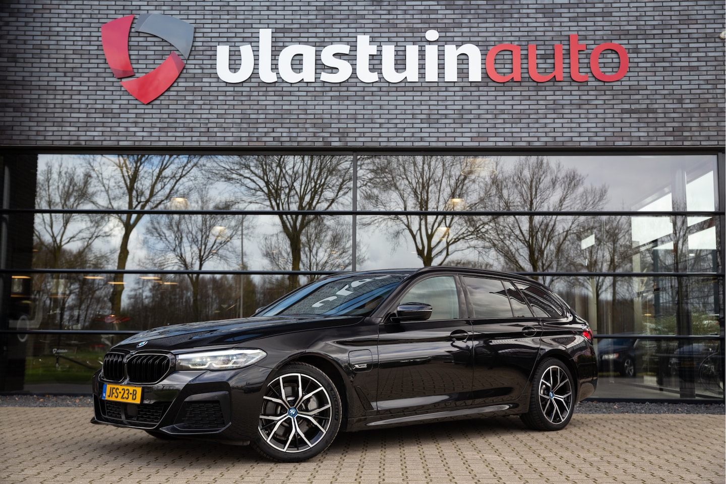 BMW 5-serie Touring - 530e M-Sport , Shadowline, Adaptive Cruise, Trekhaak, Leder, SOH 91% - AutoWereld.nl