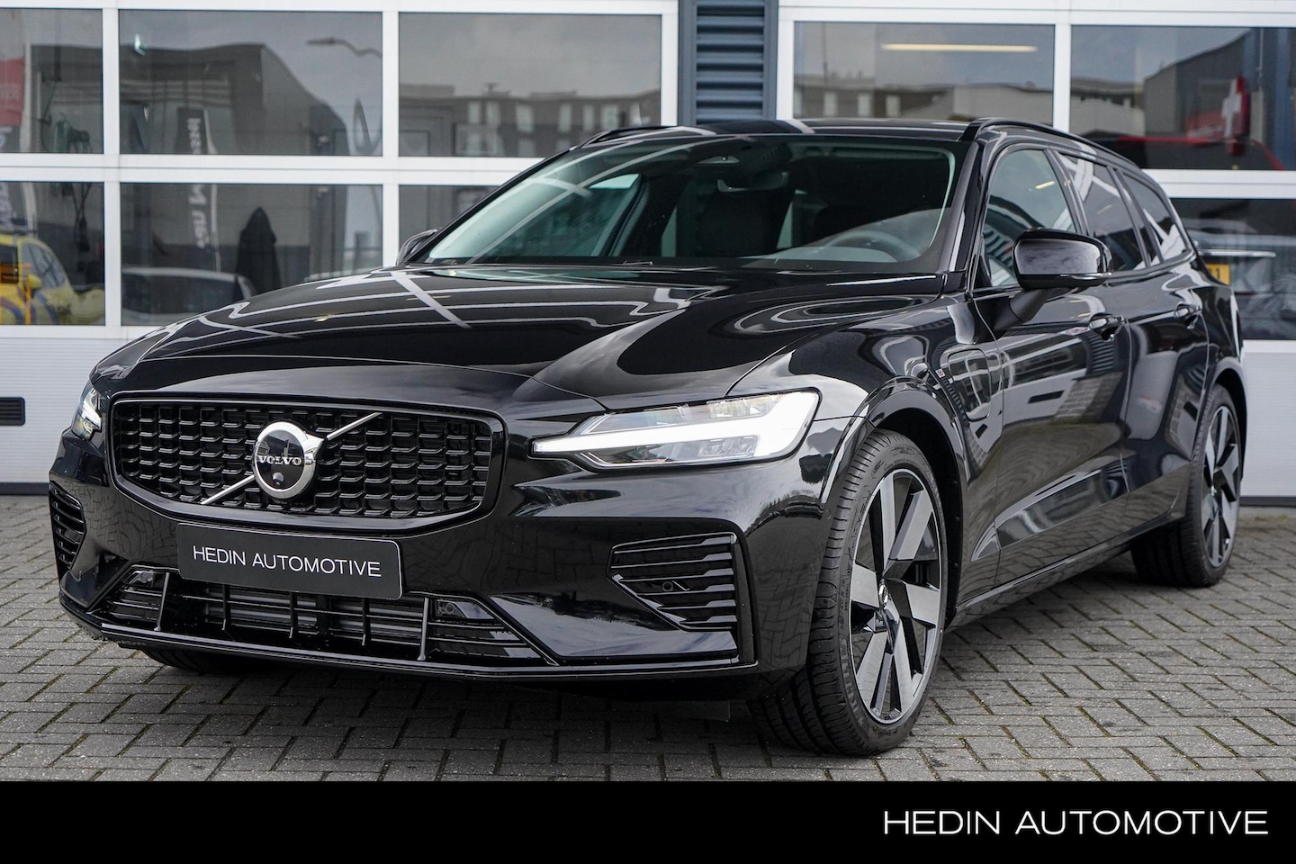 Volvo V60 - 2.0 T6 Plug-in hybrid AWD Plus Dark | Glazen schuifdak | 360 camera | Getint Glas | Elektr - AutoWereld.nl