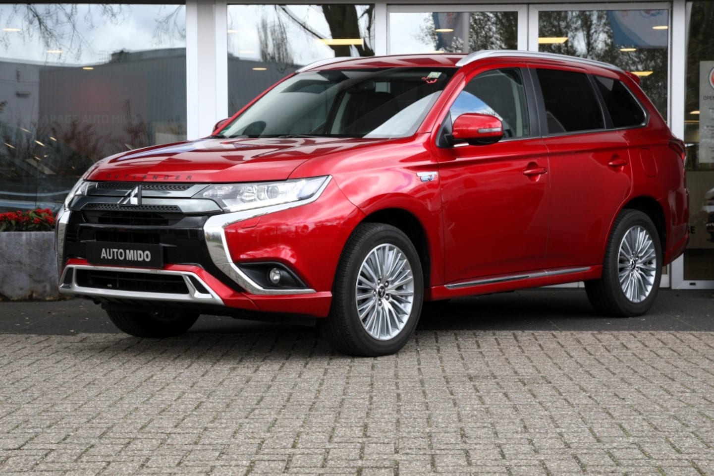 Mitsubishi Outlander - 2.4 PHEV 4WD Intense+ | Red Diamond Pearl | Trekhaak - AutoWereld.nl