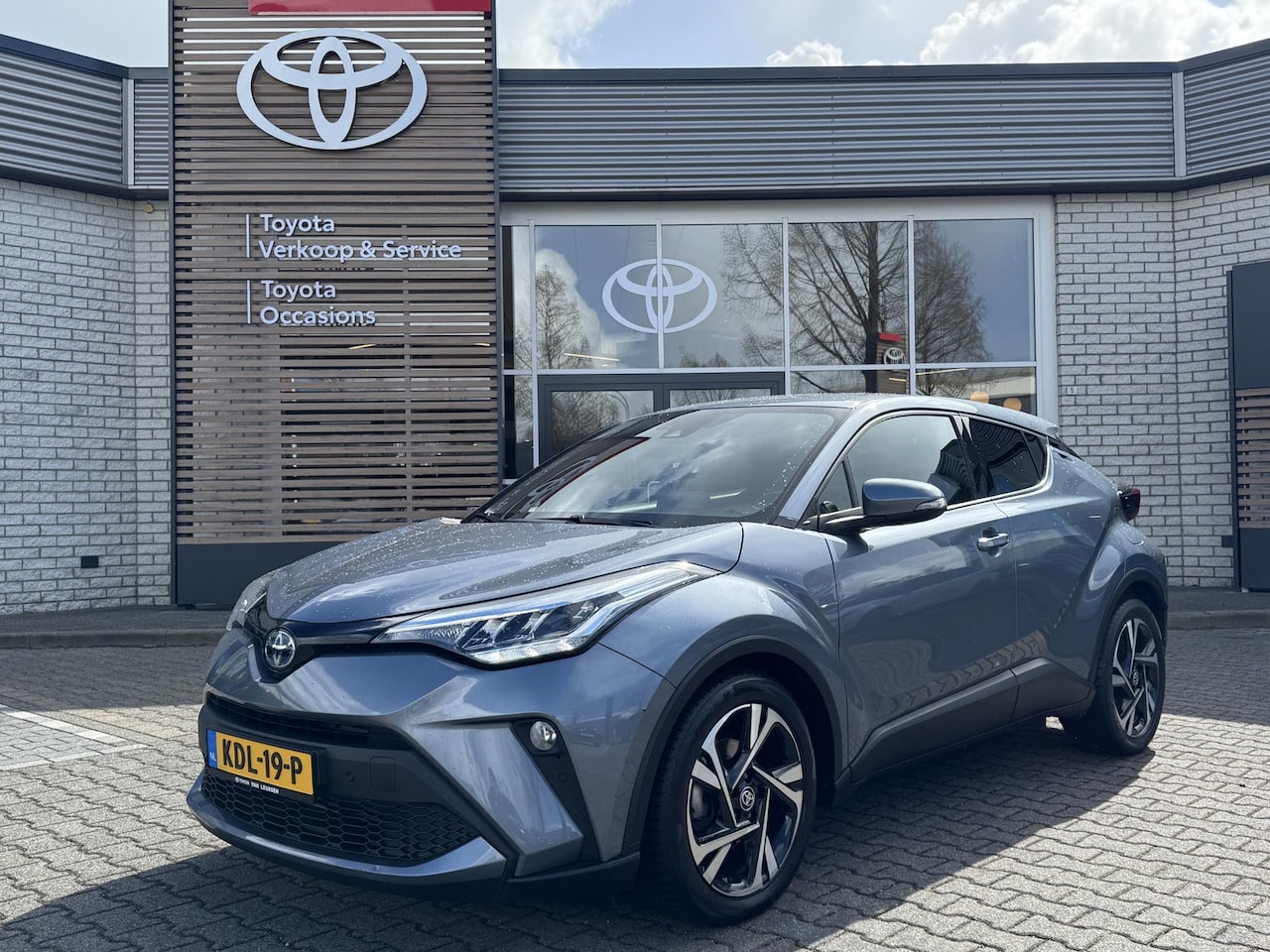 Toyota C-HR - 1.8 HYBRID STYLE STOELVERW BLIND-SPOT PARK-SENSOREN NAVI APPLE/ANDROID KEYLESS 18" LM-VELG - AutoWereld.nl