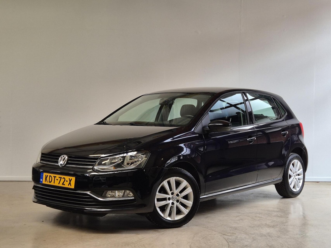 Volkswagen Polo - 1.2 TSI Comfortline / Parkeersensoren / Cruisecontrol - AutoWereld.nl