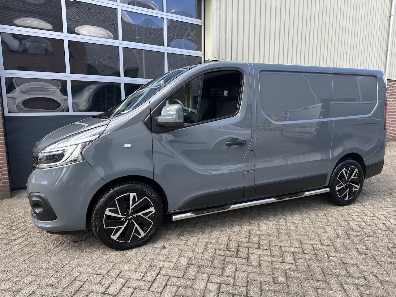 Renault Trafic - 2.0 dCi 145 Aut.T27 L1H1 Luxe Navigatie,Camera,Pdc,Trekh - AutoWereld.nl