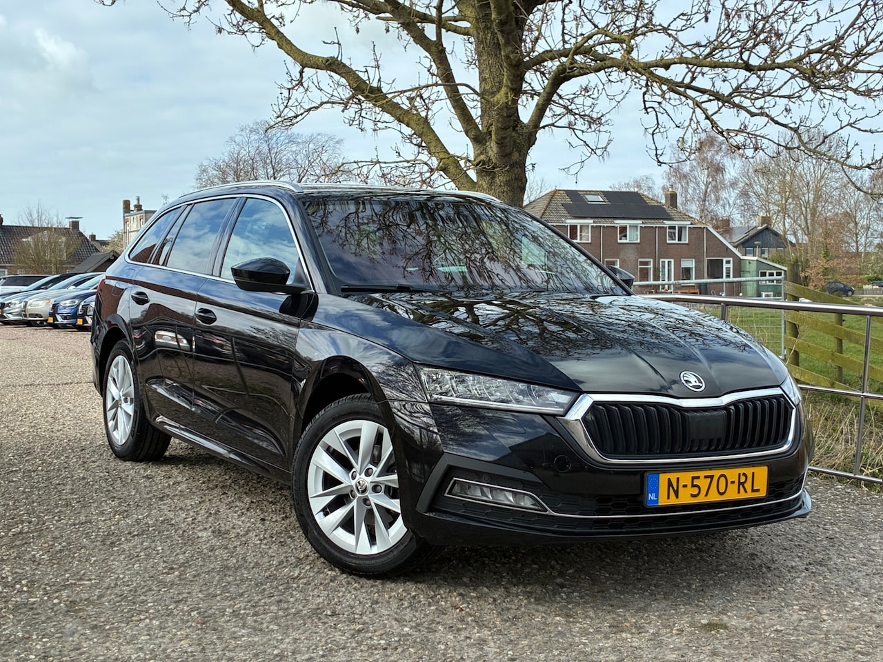 Skoda Octavia Combi - 1.0 e-TSI Business Edition Plus | Half/Leder + Trekhaak + Cruise + Navi Nu € 13.975,-!!! - AutoWereld.nl