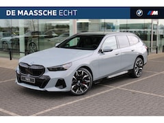 BMW 5-serie Touring - 530e M Sport Automaat / Panoramadak / Trekhaak / Bowers & Wilkins / Adaptieve LED / Parkin