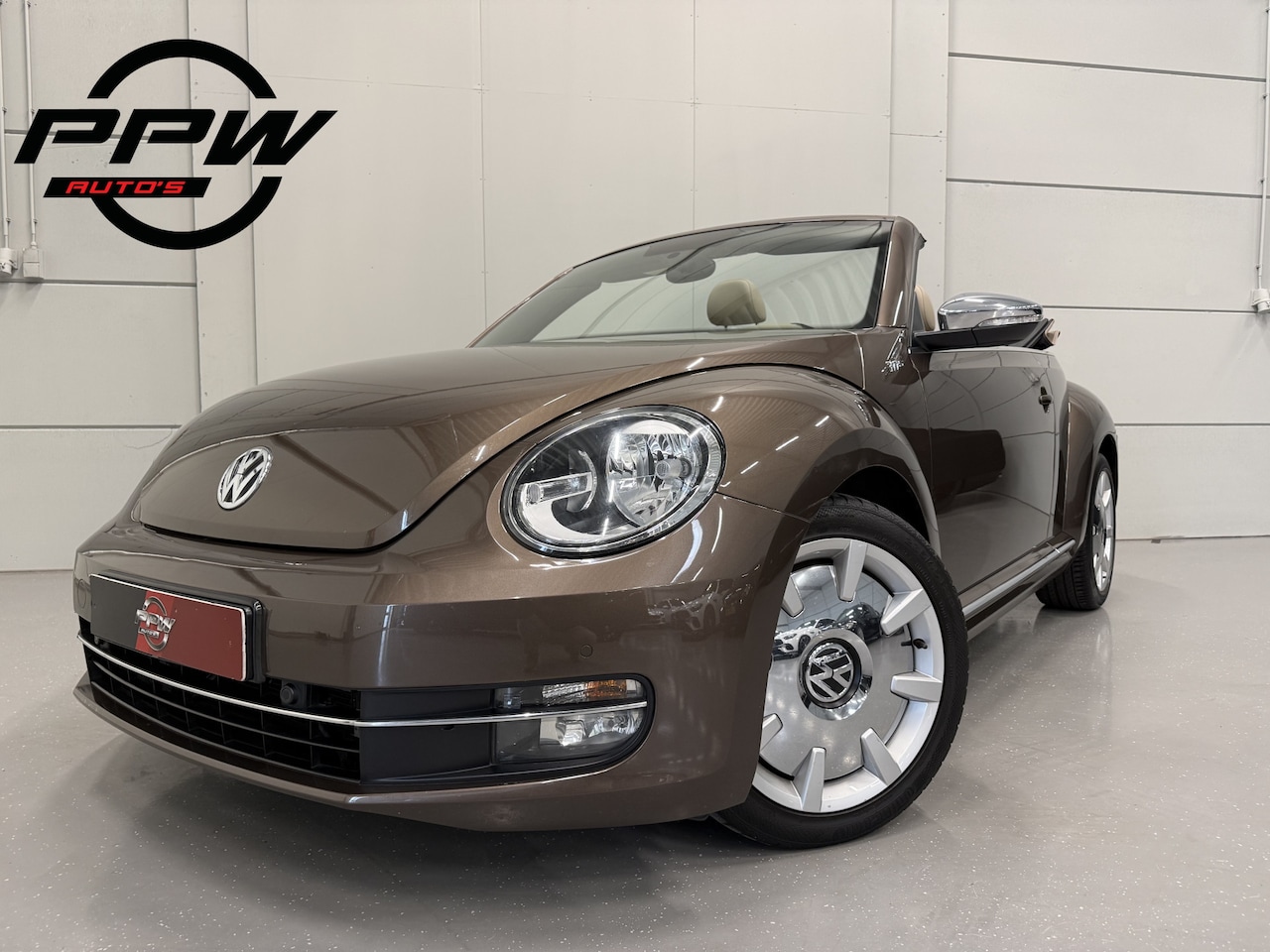 Volkswagen Beetle Cabriolet - 1.4 TSI DSG 70's Edition TOFFEE BROWN/BEIGE LEER/18"CHROME/STOELVERW/NAVI/PARKEERSENSOREN/ - AutoWereld.nl