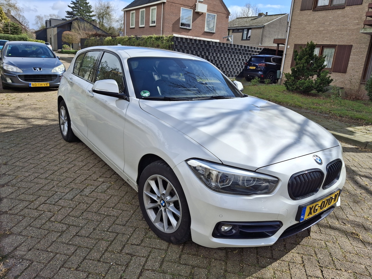 BMW 1-serie - 116i Sport Line Edition Metallic Mineral White met lederen sportstorlen - AutoWereld.nl