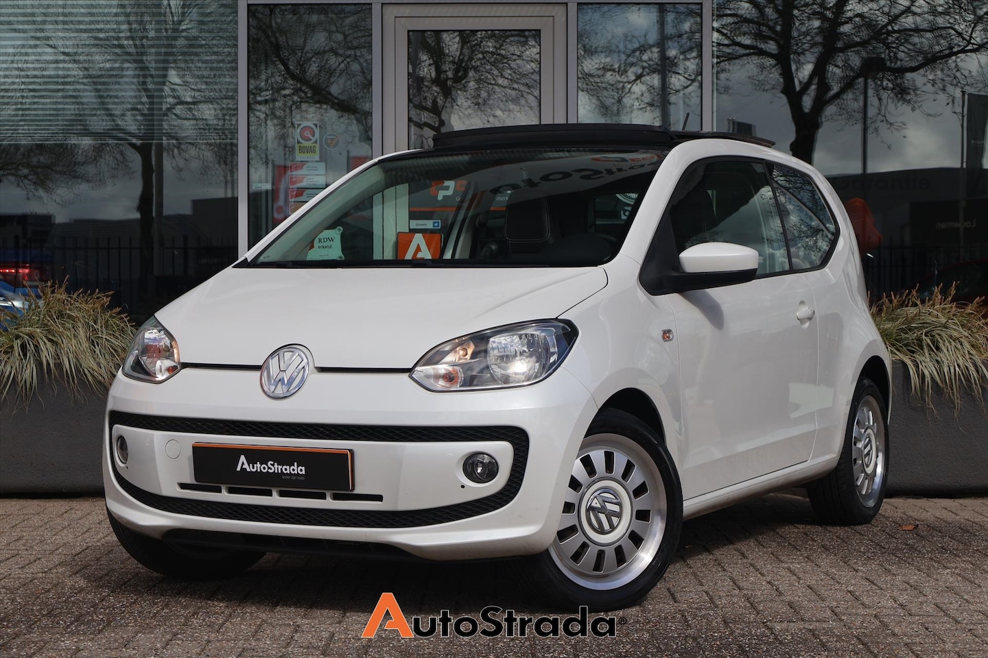Volkswagen Up! - 1.0 Groove 75PK | Leder | Navigatie | Stoelverwarming | Panoramadak - AutoWereld.nl