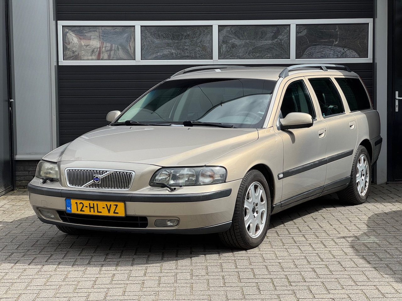 Volvo V70 - 2.4 T Comfort Line Automaat, Cruise, NAP - AutoWereld.nl