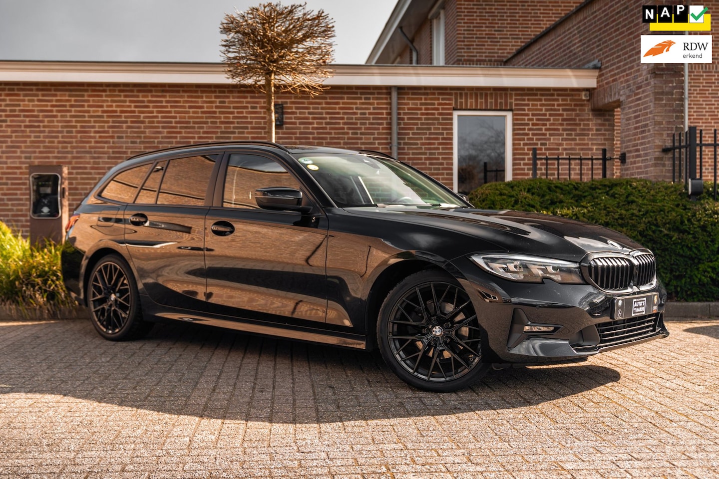 BMW 3-serie Touring - 320d Executive Edition Trekhaak - AutoWereld.nl