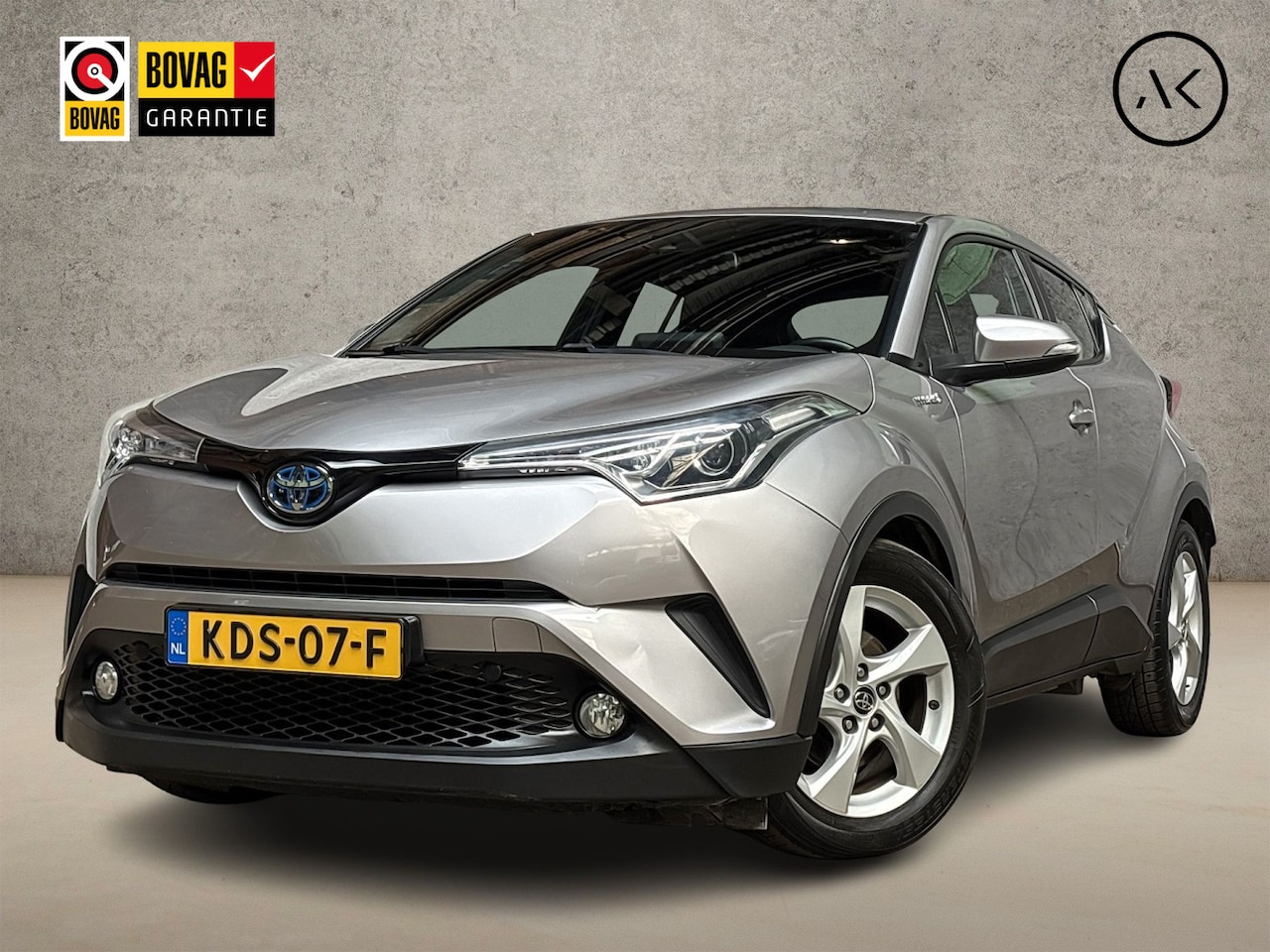 Toyota C-HR - 1.8 Hybrid Sport Automaat (NAVIGATIE, CLIMATE, CAMERA, GETINT GLAS, SPORTSTOELEN, GETINT G - AutoWereld.nl