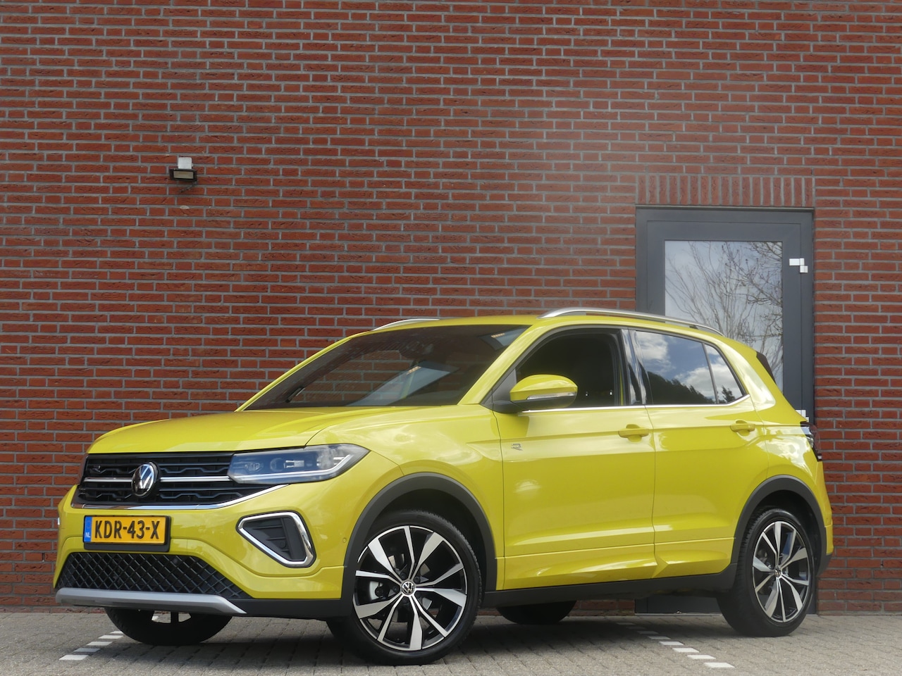 Volkswagen T-Cross - 1.0 TSI R-Line / 18 inch / Full options! - AutoWereld.nl