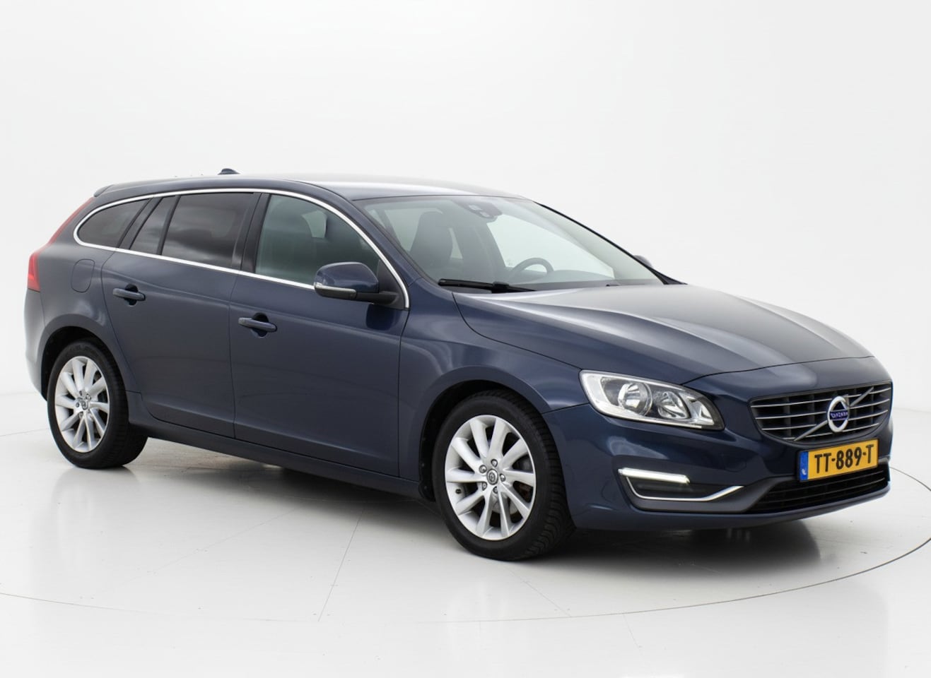 Volvo V60 - 2.0 D4 Summum|Cruise|Navi|Trekhaak|PDC|Stoelverw. - AutoWereld.nl