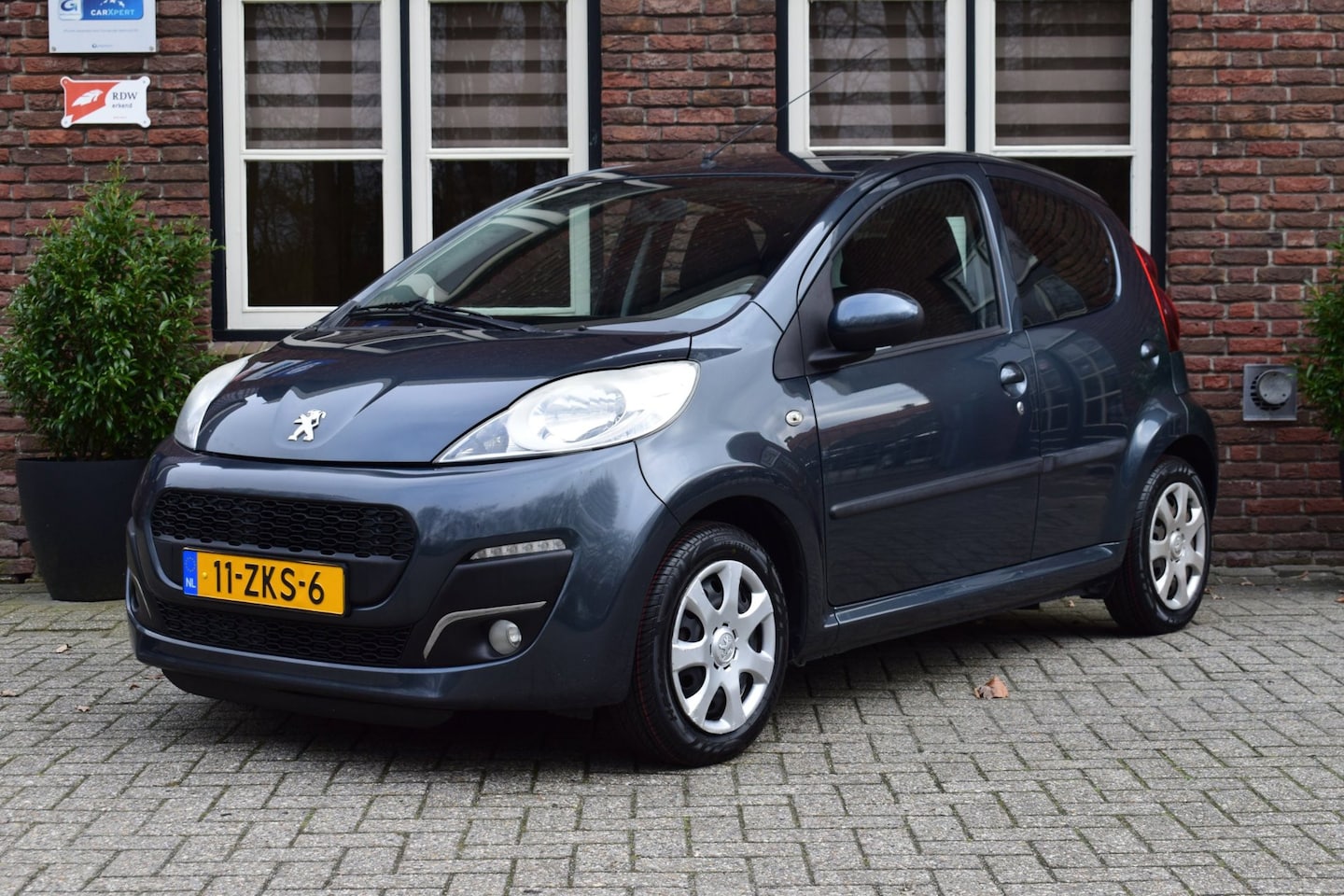 Peugeot 107 - 1.0 Active 5D Airco (APK 31-3-2027) - AutoWereld.nl