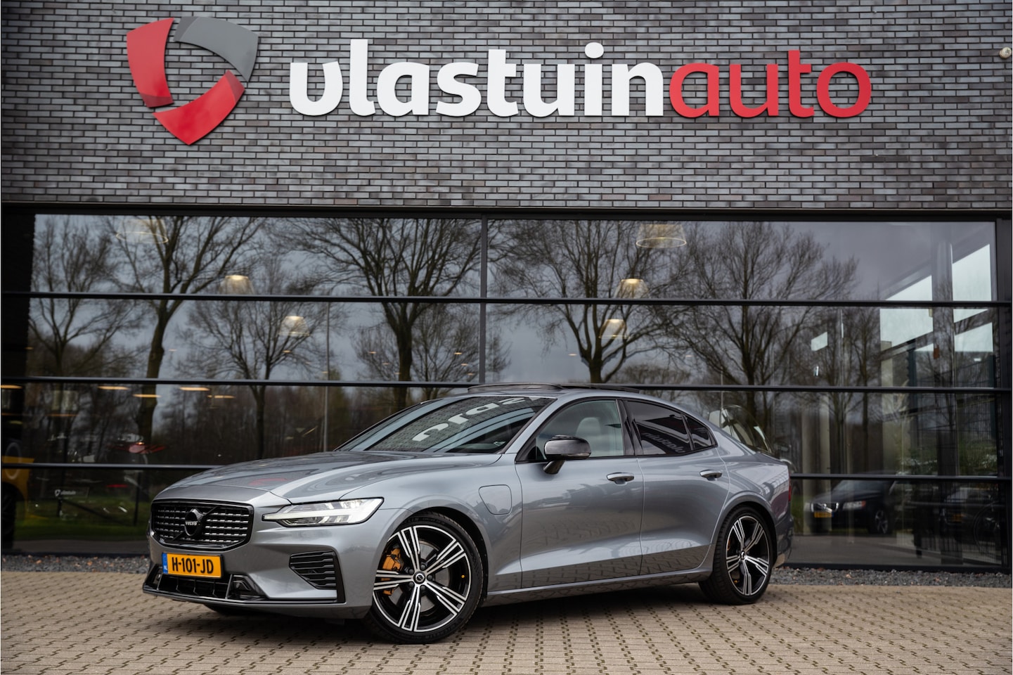 Volvo S60 - 2.0 T8 AWD Twin Engine R-Design , Panoramadak, Harman/Kardon, Head-up display, Trekhaak, - AutoWereld.nl