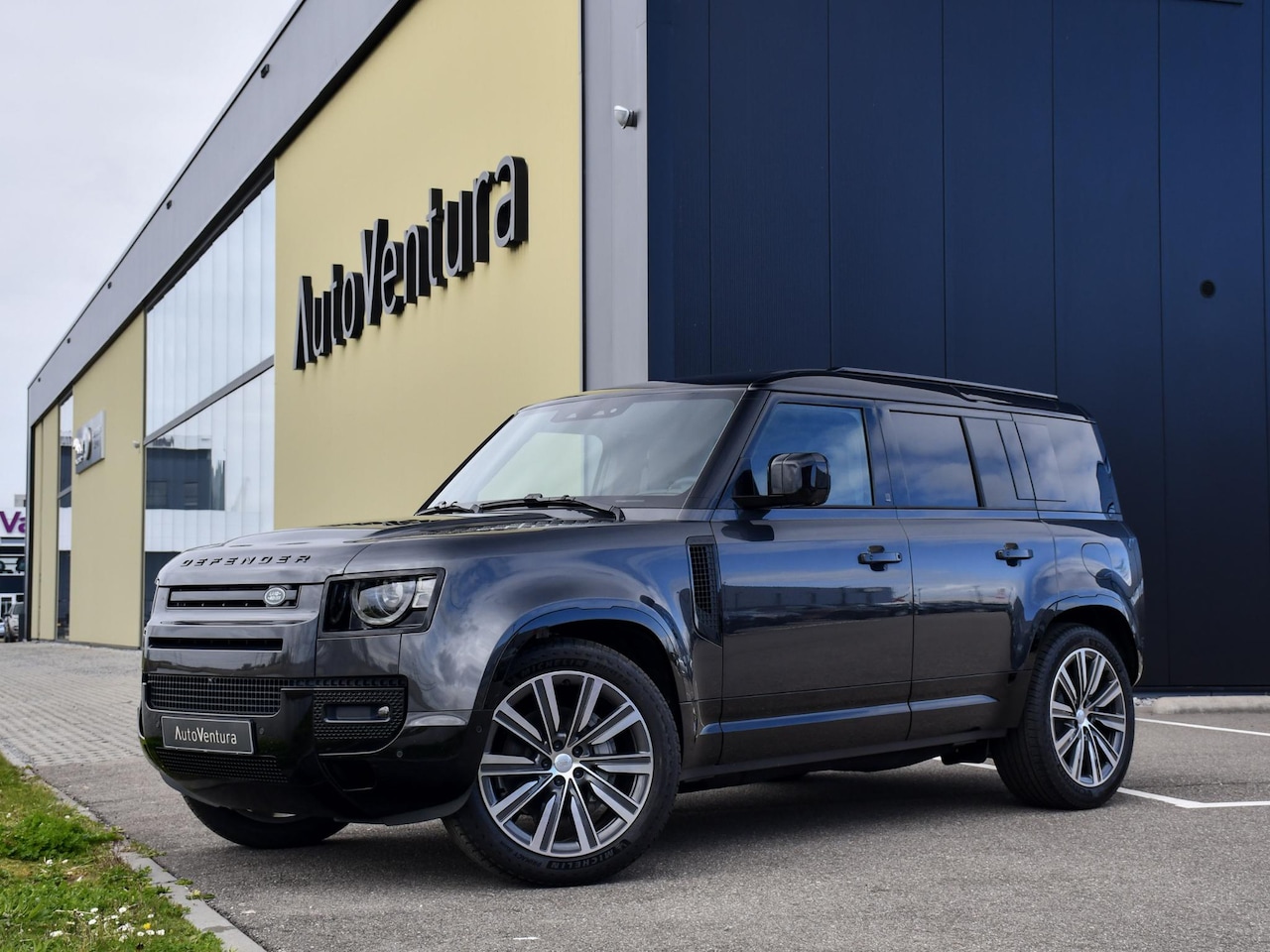 Land Rover Defender 110 - 2.0 P300e 110 X-Dynamic l 6 Persoons l Schuif- /kantel Pano  l Adapt. Cruise l Black Pack - AutoWereld.nl